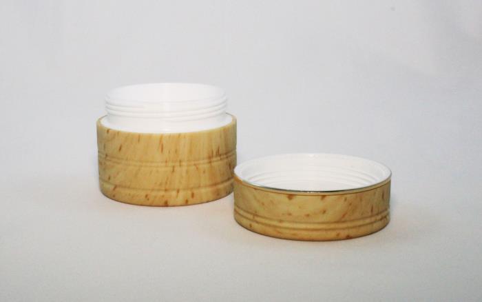 Wood effect jars and closures