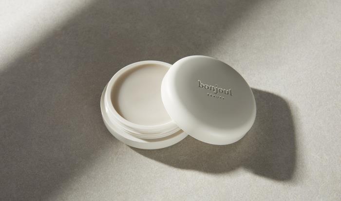 A bespoke, reusable case for Bonjout’s solid serum